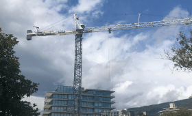 Flat top tower crane